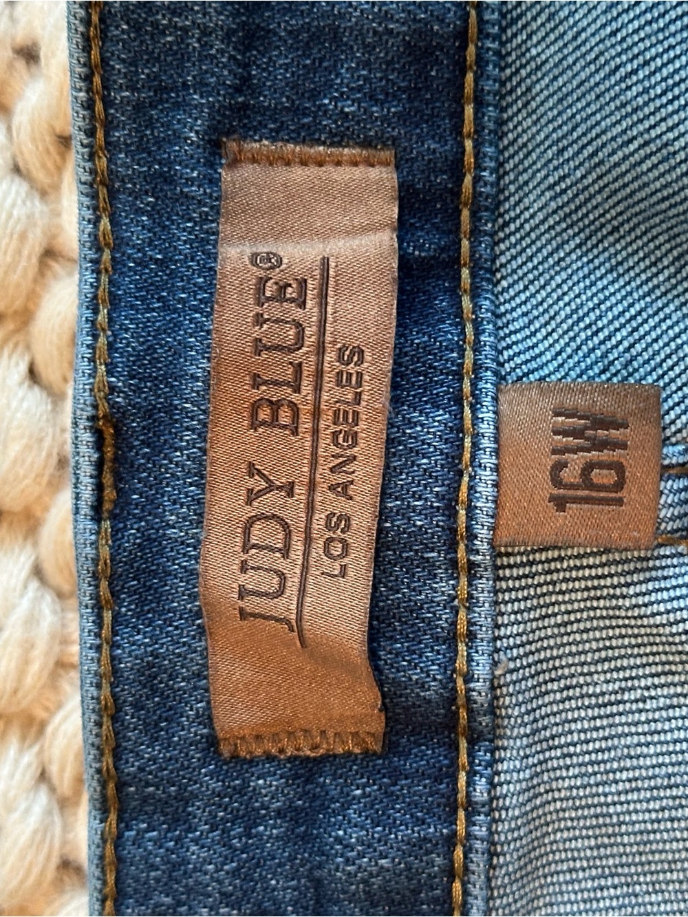 Judy Blue Cropped Wide-Leg Denim Jeans in Medium Blue Wash - Picture 3 of 6